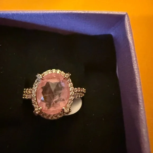 Elegant Pink Gemstone Ring - Picture 3 of 4